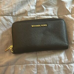 Michael Wallet that wasn’t use has no wrinkles or anything